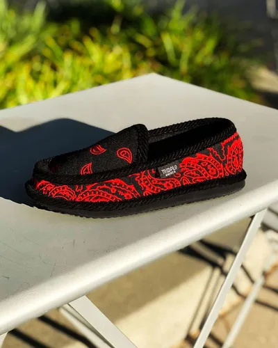 Vista 4 de Trooper America KS-002E - Bandana bordada negra y roja con estampado de cachemira para hombre Pantuflas acogedoras y coloridas Ultra acolchadas