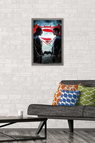 Vista 2 de Trends International DC Comics Movie - Batman v Superman - Póster de pared de una hoja, 14.725 x 22.375 pulgadas, versión enmarcada de madera