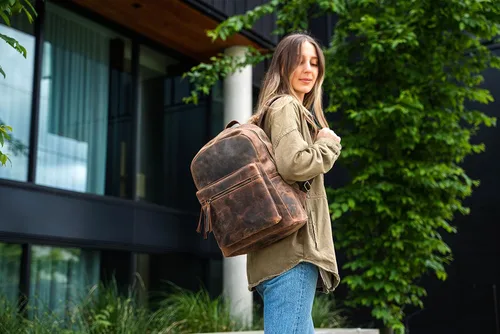 Vista 2 de KomalC Mochila de cuero para laptop para mujeres y hombres, viajes, senderismo, viajes, bolsa de campamento, desgastado bronceado, 15 pulgadas