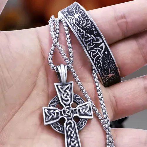 Vista 4 de EVBEA Collar de cruz celta para hombre, nudo irlandés vikingo, colgante de oración de serenidad, crucifijo, joyería para hombre con cadena de acero
