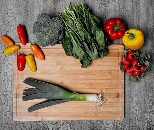 Vista 4 de Tabla de cortar y embutidos de bambú orgánico extra grande con ranura para jugo y reversible