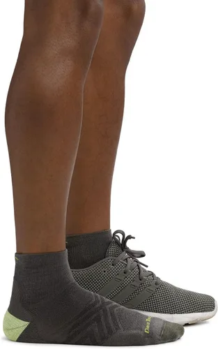 Vista 2 de Darn Tough Run 1/4 - Calcetines ultraligeros con cojín para hombre (estilo 1040)