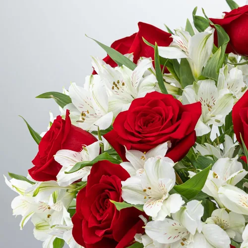 Vista 2 de Benchmark Bouquets - Rosas clásicas y alstroemeria (jarrón de cristal incluido) - Flores frescas para entrega al día siguiente - Regalo