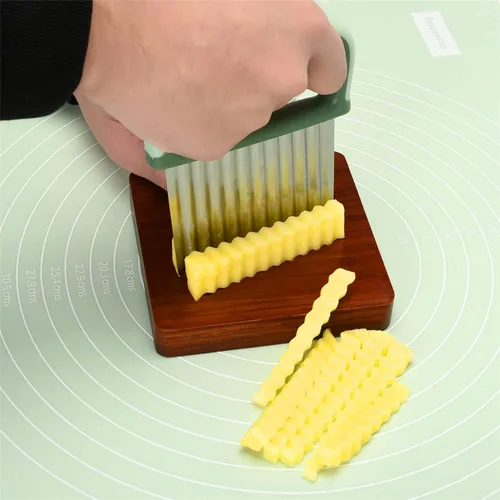 Vista 4 de Picador de verduras - Cortador de acero inoxidable arrugado / cuchillo ondulado para verduras y papas fritas y raspador de masa de plástico / Verde