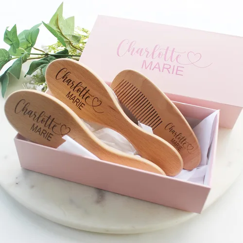 Vista 6 de Juego de cepillos para bebé Cepillo de madera personalizado Esenciales para niña recién nacida 3 piezas