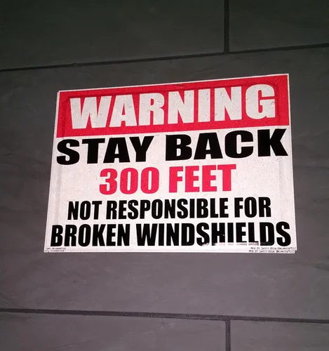 Vista 2 de OSHA Warning Stay Back 100 200 300 500 Not Responsible For Broken Windshields Black Red Rectángulo Etiqueta Adhesiva Adhesivo de Construcción Camión