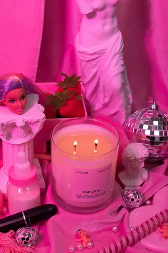 Vista 4 de Vela Babydoll - Leche de fresa, frutas oscuras, caramelo quemado, lápiz labial, loción Perfume Cry Baby Inspirado en la leche 10 oz 70+ Hour