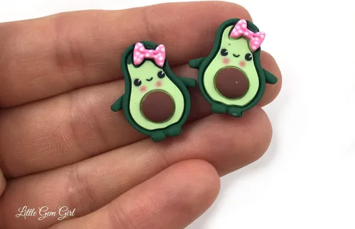 Vista 3 de Lindos aretes de tuerca con cara de aguacate en titanio o acero inoxidable