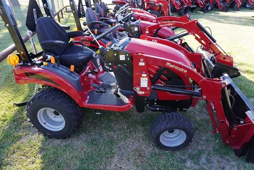 Vista 3 de Durafit Seat Covers, Compatible con Mahindra todos los modelos actuales de tractor con asiento de una pieza con reposabrazos. No para asientos