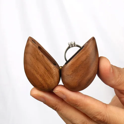 Vista 6 de Caja de anillos de madera en forma de corazón para boda, propuesta, caja de anillo de compromiso, caja de anillo de madera para regalo