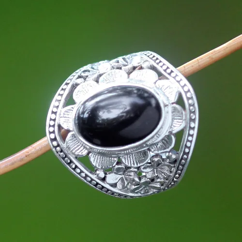 Vista 2 de NOVICA Anillo artesanal hecho a mano con flor de ónice único de plata de ley 925 para cóctel, negro, blanco, Indonesia, floral, felicidad, piedra