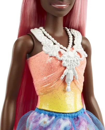 Vista 5 de Barbie Dreamtopia Royal Fashion Muñeca con pelo rosa claro y corpiño brillante con falda extraíble, zapatos y accesorio para la diadema