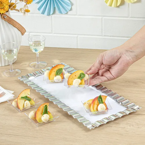 Vista 5 de Restaurantware Mini platos de degustación de 2.5 x 2.5 pulgadas, 20 platos cuadrados desechables de plástico, platos de plástico transparente