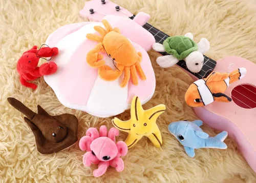 Vista 2 de Juego de animales marinos de peluche suave con carcasa de felpa, casa para almacenamiento, incluye tortuga de peluche, langosta, cangrejo, delfín