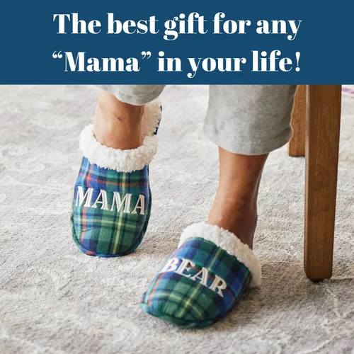 Vista 4 de Dearfoams - Pantuflas de Navidad para mujer, para mamá, linda pantuflas a juego para pijamas familiares, con texto en inglés Mama Bear (mamá osa)