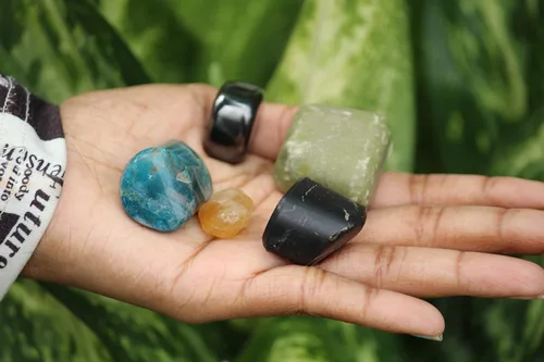 Vista 4 de Jet Authentic - Colección única de piedras pulidas de apatita + hematita + vasonita + shungita + citrino para resolver problemas de salud y Artritis
