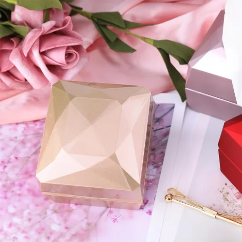 Vista 5 de iSuperb Caja de anillo de compromiso cuadrada con caja de luz LED, caja de regalo para propuesta, aniversario de boda (dorado)