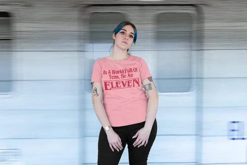 Vista 3 de Expression Tees in A World Full of Tens, Be an Eleven Racerback - Camiseta sin mangas para mujer
