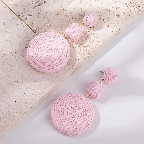 Vista 3 de Statement Raffia - Aretes redondos de bola colgantes de rafia, bonitos aretes bohemios hechos a mano para el verano para mujer
