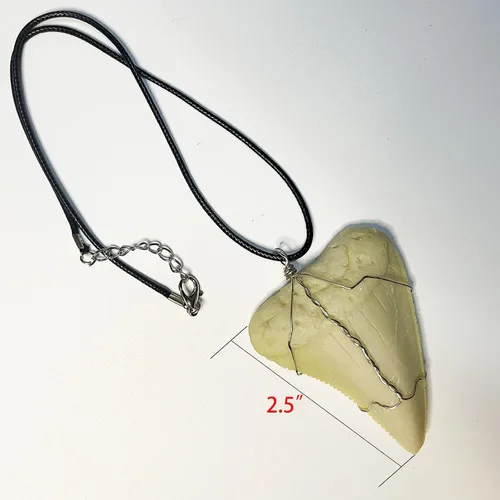 Vista 4 de Gran collar de réplica de diente de tiburón blanco, 2.5 pulgadas
