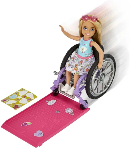 Vista 5 de Barbie Muñeca y silla de ruedas Chelsea con ruedas móviles, rampa, hoja de calcomanías y accesorios, muñeca pequeña con cabello rubio Multicolor