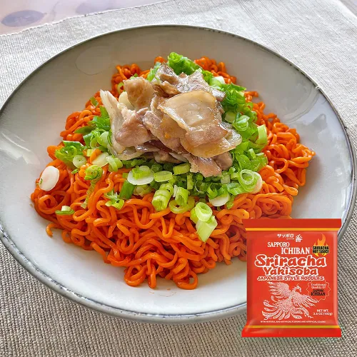 Vista 7 de [ICHIBAN DE SAPPORO] Sriracha Yakisoba, Chow Mein picante, Nº 1 sabor japonés de fideos instantáneos (3.6 onzas/3.60 oz) (5 paquetes)