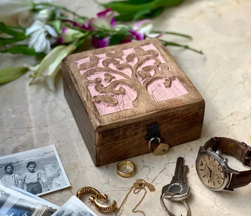 Vista 2 de Gran regalo de cumpleaños, caja de joyería decorativa de madera hecha a mano con tallado del árbol de la vida, cerradura y llave, organizador
