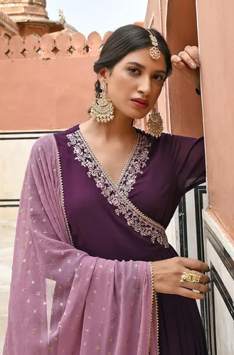 Vista 8 de Janasya Mujeres indias vino Georgette Adornado Kurta con Dupatta
