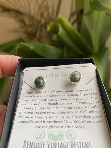 Vista 2 de Aretes de esmeralda colombiana de 0.236 in en acero, cobre, bronce, hierro negro, titanio, plata esterlina, oro de 14 quilates, oro rosa o alambre