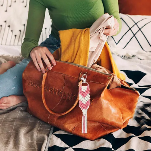 Vista 4 de WEBEEDY Juego de 6 llaveros de macramé de dos colores, mini llaveros de macramé boho para bolsa, llaveros, dijes de teléfono, kit de macramé