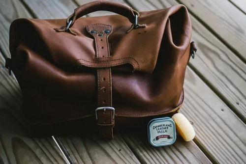 Vista 5 de Leather Milk Bálsamo reparador, acondicionador profundo para cuero. Repara cuero seco, agrietado y rayado. Natural, no tóxico. Fabricado en EE. UU.