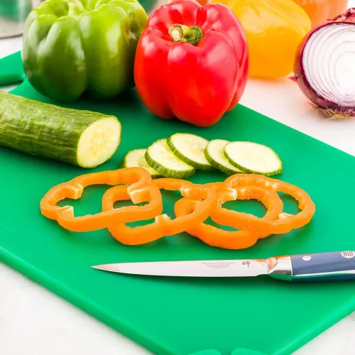 Vista 3 de Restaurantware -Tabla de cortar de plástico duradero verde de 12 x 18 pulgadas - Los agarres de esquina de goma evitan el deslizamiento - Codificado