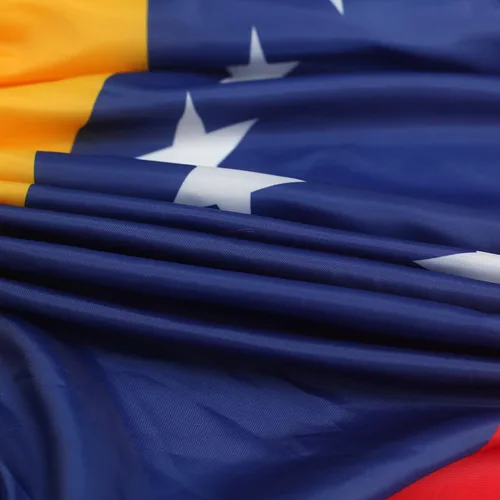 Vista 2 de Bandera de abanico plisada venezolana de Venezuela de 3 x 6 pies, 2 banderas de abanico plisadas para interiores y exteriores, decoración de porche