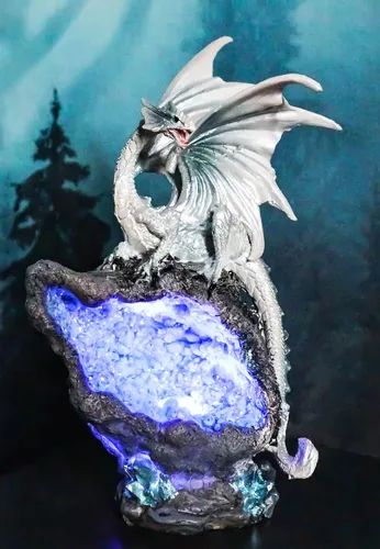 Vista 3 de Ebros Gift Fantasía blanca estalactita meteorito basilisco dragón encaramado en cuarzo montaña imitación geoda caverna roca figura con luz nocturna