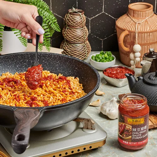 Vista 10 de Lee Kum Kee Salsa de frijoles (13 onzas – 1 paquete), salsa Toban, estilo Sichuan, especias suaves, perfecta para freír, fideos, mariscos, mapo tofu
