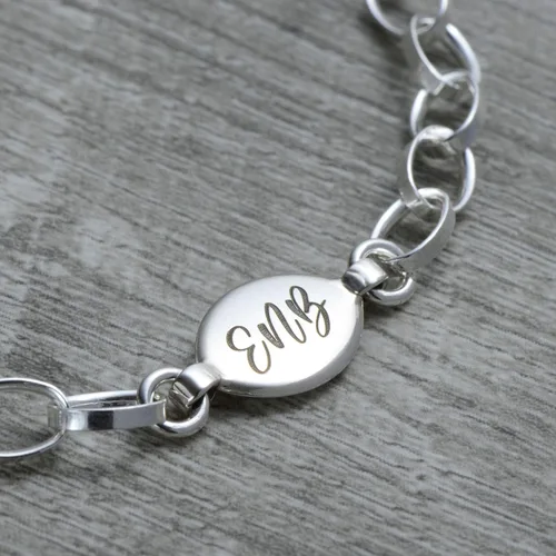 Vista 2 de Pulsera personalizada con dije inicial en plata de ley, etiqueta ovalada
