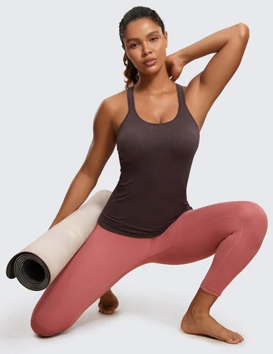 Vista 4 de CRZ YOGA Camiseta sin mangas acanalada sin costuras para mujer con brasier integrado, cuello redondo acolchado, adelgazante, atlética, larga