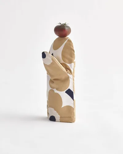 Vista 2 de MARIMEKKO Pieni Unikko Oven Mitt with Hanging Loop – Refine Your Kitchen Décor with Our Floral Oven Mitts — Kitchen Mitts for Oven (12 in x 6 in)