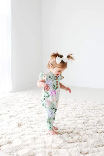 Vista 2 de Posh Peanut Mameluco de manga casquillo con volantes para bebé, ropa para niñas recién nacidas, pijama de una pieza para niños, viscosa suave