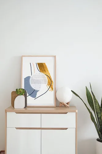 Vista 4 de Maybie & Co. Arte abstracto azul y dorado V2 Modern Ketubah enmarcado personalizado Contrato de amor de arte judío Contrato de matrimonio