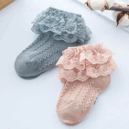 Vista 2 de Colorful Childhood Calcetines de encaje con volantes y ojales para bebés y niñas pequeñas, calcetines cortos de doble encaje para recién nacidosbebés