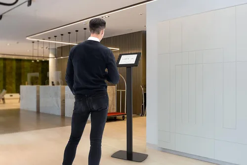 Vista 7 de Soporte de piso delgado - Soporte para tableta con pantalla de quiosco de 360 grados CTA - Acceso al cargador y bloqueo para iPad mini A17 Pro