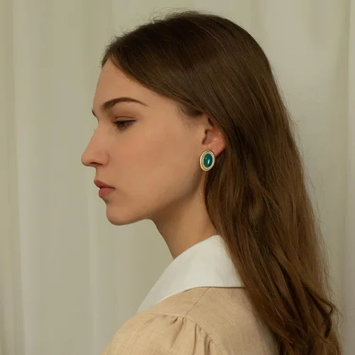 Vista 2 de Aretes gruesos de color dorado, geométricos de oro de 18 quilates, turquesa, lapislázuli, verde, rojo, ovalados para mujer