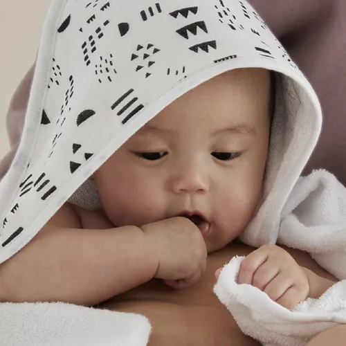Vista 4 de HonestBaby Juego de regalo de 9 piezas de burbujas y abrazos, juego de baño y loción 100% algodón orgánico para bebés, niños, niñas, unisex