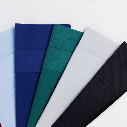 Vista 5 de Servilletas de bolsillo American Homesttead, paquete de 50 unidades, 15.75 x 15.75 pulgadas, papel de lino con tacto airlaid, plegadas con bolsillo
