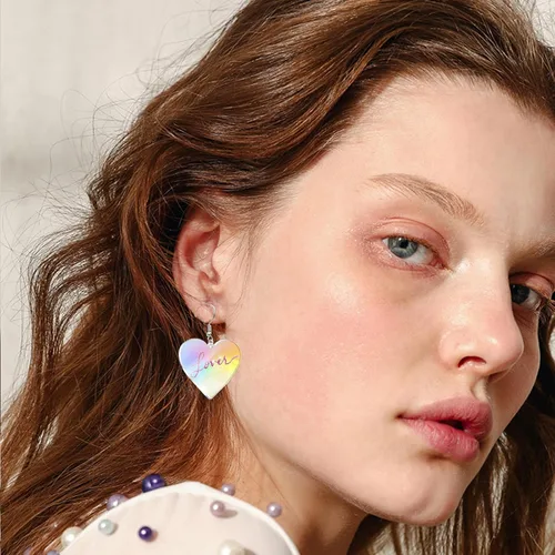 Vista 4 de KWUNCCI Aretes de corazón para mujeres y niñas, aretes colgantes de corazón, aretes colgantes de Taylor Love, regalos del día de la madre de San