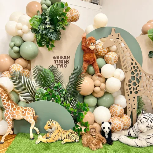 Vista 5 de Kit de arco de guirnalda de globos de selva safari para decoración de fiesta de cumpleaños Wild One, 157 globos verde salvia marrón con globos