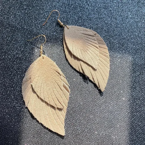 Vista 2 de JIUIQL Aretes colgantes hechos a mano, de piel auténtica, con flecos, de doble pluma, de color ligero, de poliuretano, para mujeres y niñas, joyería