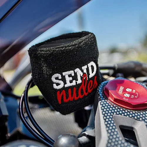 Vista 3 de Moto Loot - Funda para depósito de líquido de frenos para motocicletas, Sporbikes y regalos (Send Nudes)