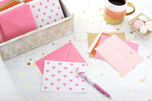Vista 6 de American Greetings tarjetas de un solo panel con sobres, para el Día de San Valentín, a granel (200 unidades)